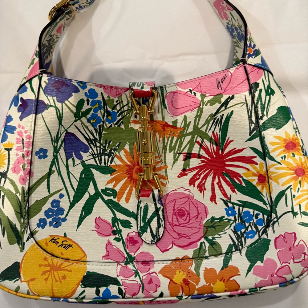 Floral Gucci Ken Scott small purse, it comes w a dust bag and Gucci bag